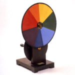 Apparecchio per la rotazione dei dischi colorati